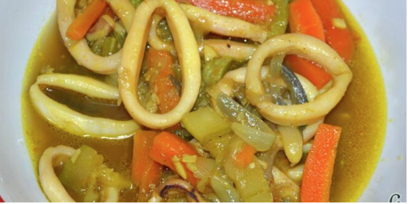Ensalada de tomate y pepino con guiso de calamares y verduras.